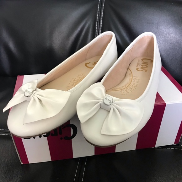 Women’s Carmen Round Toe Flats - Picture 2 of 8